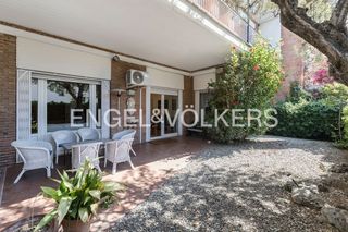 Rent Flat in Sant Gervasi - Galvany. Amplia y luminosa planta baja en zona alta