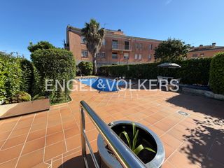 Apartament a Centre. Planta baja con piscina en pineda de mar