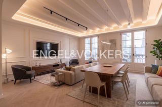Piso en Raval. Luz, carácter original y obra nueva junto a la rambla