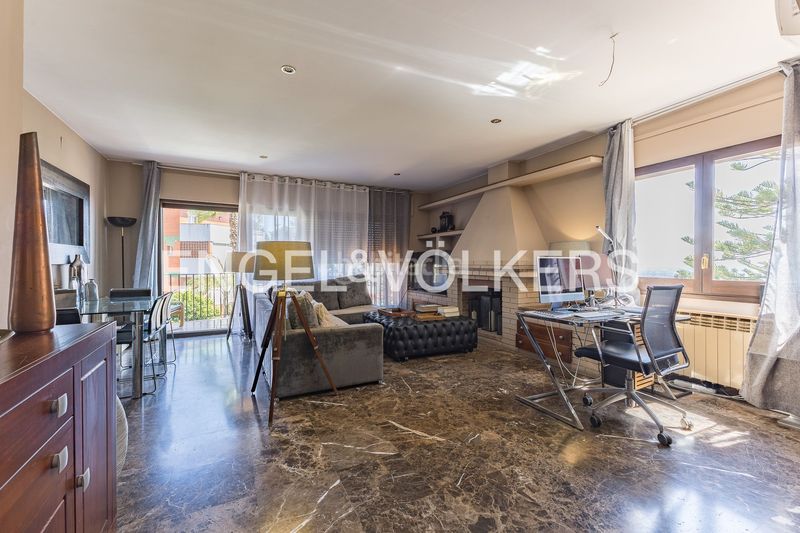 Foto 0bafa202-eee7-4644-aa46-10235d996f83. Casa amb calefacció aparcament piscina a La Miranda Esplugues de Llobregat