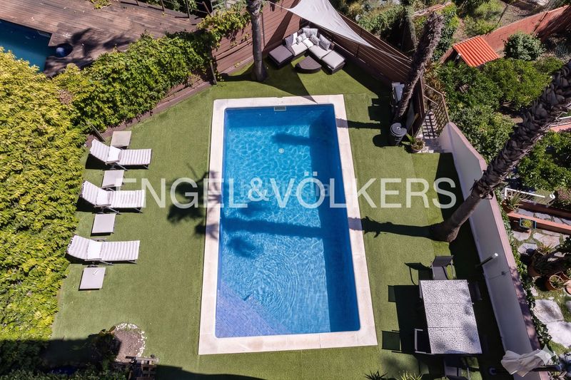 Foto 0de283aa-d518-4c1b-8a35-a7ec4d9536fc. Casa amb calefacció aparcament piscina a La Miranda Esplugues de Llobregat