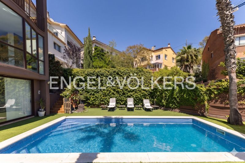 Foto 303b5211-4f36-47fb-9ff5-99d66065c830. Casa amb calefacció aparcament piscina a La Miranda Esplugues de Llobregat