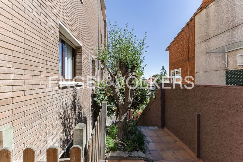 Foto 3e7f5ada-44fd-48cb-aa6b-84e341fcda31. Casa amb calefacció aparcament piscina a La Miranda Esplugues de Llobregat