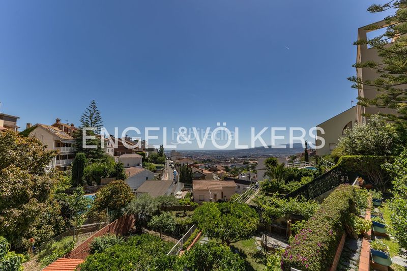 Foto 4f889e61-b0d9-4885-a6b0-d8b71f82d1bd. Casa amb calefacció aparcament piscina a La Miranda Esplugues de Llobregat