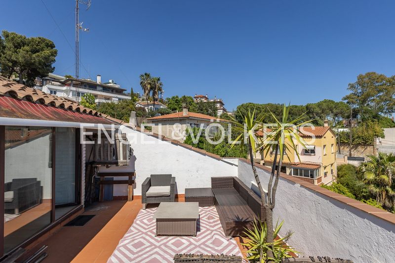 Foto 62cedfbe-0f7a-4142-a41a-06d9c873c331. Casa amb calefacció aparcament piscina a La Miranda Esplugues de Llobregat