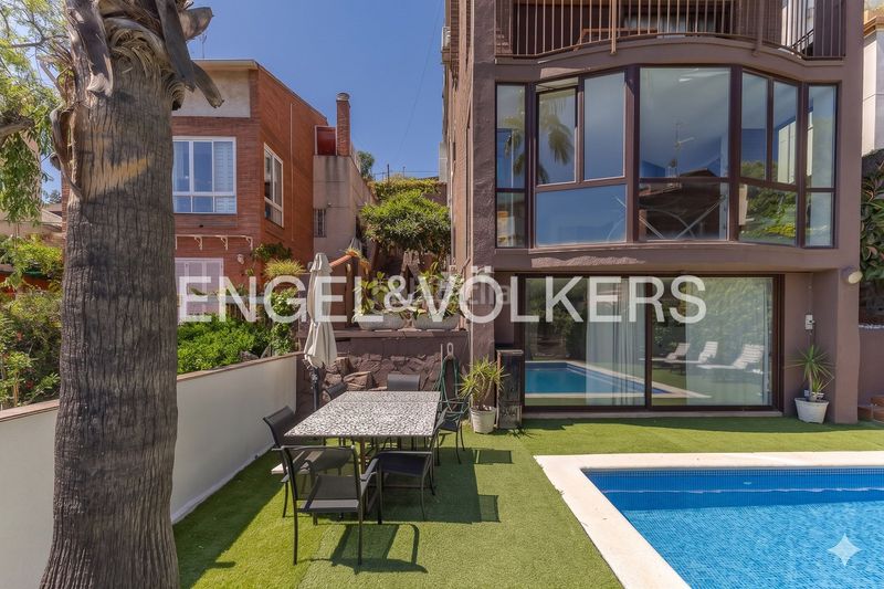Foto 72cc6abd-9de2-4371-a798-b899b87895e0. Casa amb calefacció aparcament piscina a La Miranda Esplugues de Llobregat