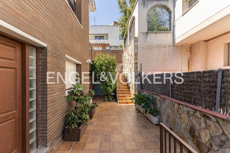 Foto a3b7d873-21f0-440d-85ea-c615cf47c854. Casa amb calefacció aparcament piscina a La Miranda Esplugues de Llobregat