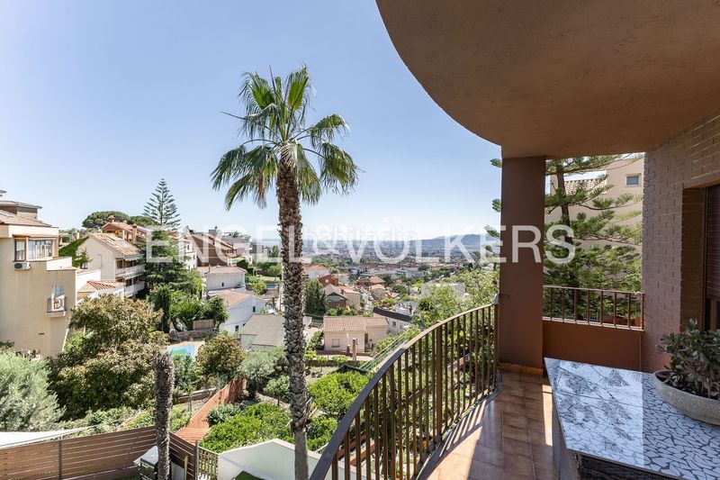 Foto bc11f4b2-9de7-4206-ae45-6698ab24e4b9. Casa amb calefacció aparcament piscina a La Miranda Esplugues de Llobregat