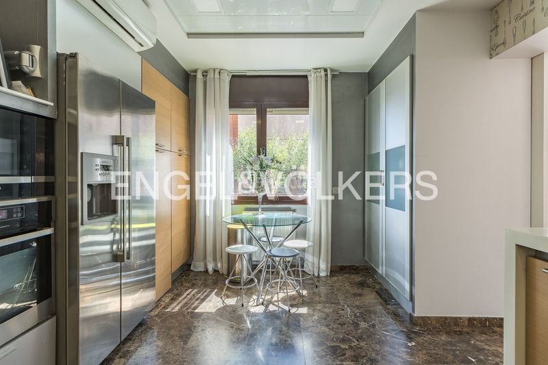 Foto d99b7a29-189d-410b-86ef-0137856326ec. Casa amb calefacció aparcament piscina a La Miranda Esplugues de Llobregat
