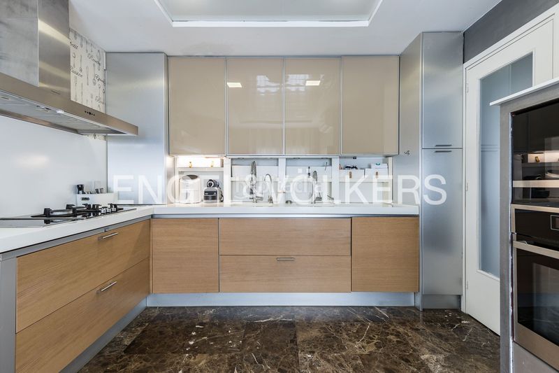 Foto e28df35d-46c1-42eb-9586-bd27c87f26c2. Casa amb calefacció aparcament piscina a La Miranda Esplugues de Llobregat