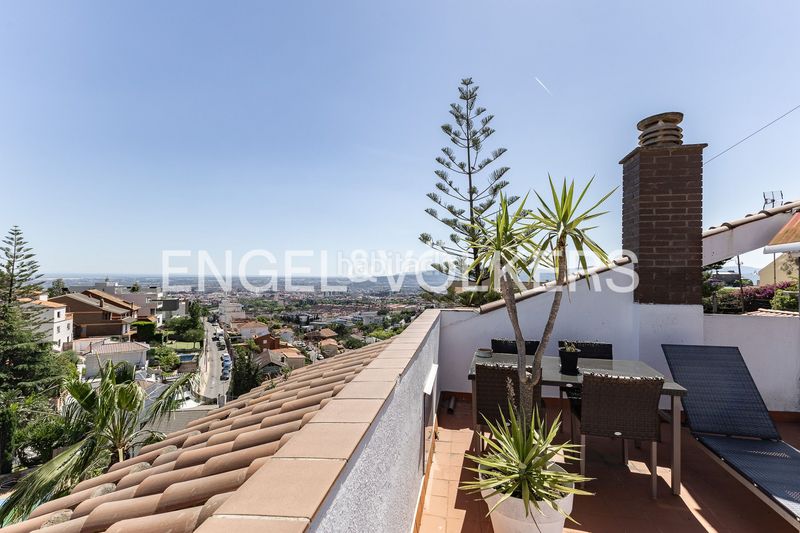 Foto e2c5cd7a-c380-487a-9cf4-a4a2e87146a0. Casa amb calefacció aparcament piscina a La Miranda Esplugues de Llobregat