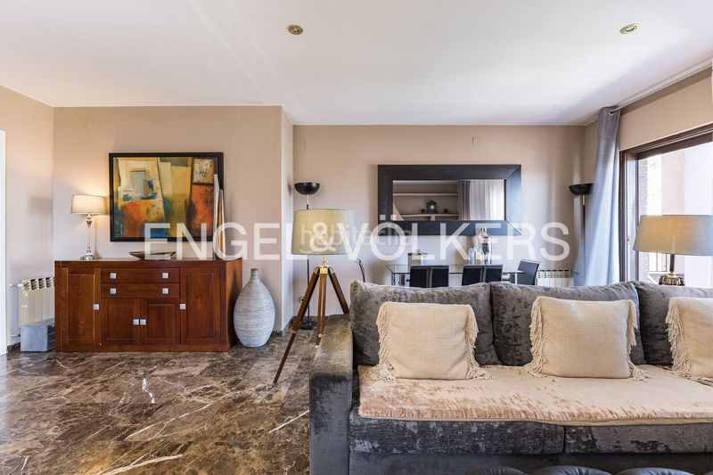 Foto e900e1ea-c7ca-44a1-a5cd-b0216be09ea3. Casa amb calefacció aparcament piscina a La Miranda Esplugues de Llobregat
