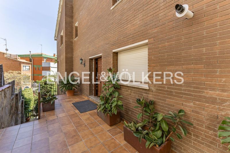 Foto f4353d83-7f14-4694-8227-e425d50d4ecf. Casa amb calefacció aparcament piscina a La Miranda Esplugues de Llobregat