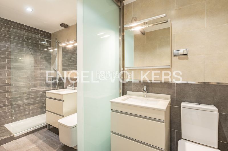 Foto f4879f62-7d09-42db-b5c9-833d10fcef80. Casa amb calefacció aparcament piscina a La Miranda Esplugues de Llobregat