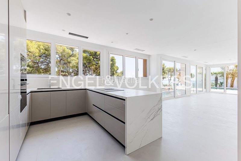 Foto a6f282fe-9781-4b70-9201-f87b7f864ee8. Casa amb calefacció aparcament piscina a Bellamar Castelldefels