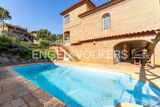 Casa a Begues. Magnífica casa con amplios espacios y piscina privada
