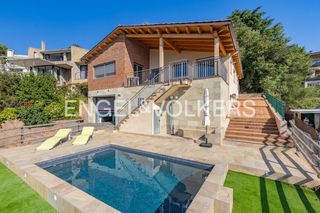 Casa en Ametlla del Vallès (L´). Casa unifamiliar con vistas panorámicas y piscina en lametlla de