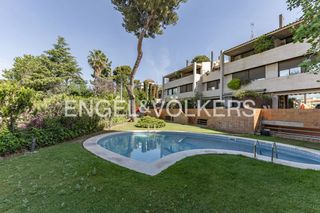 Rent House in Centre. Exclusiva casa con piscina comunitaria