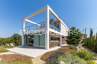 Haus in Masquefa. Arquitectura contemporánea con vistas abiertas a montserrat,