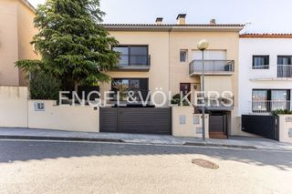 Casa adossada a Nucli Urbà. Casa totalmente rehabilitada y lista para entrar a vivir en el c