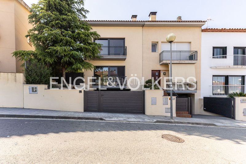 Foto 41ff1039-57d7-4bd5-8d00-52b0cd916197. Casa adossada amb calefacció aparcament a Nucli Urbà Argentona