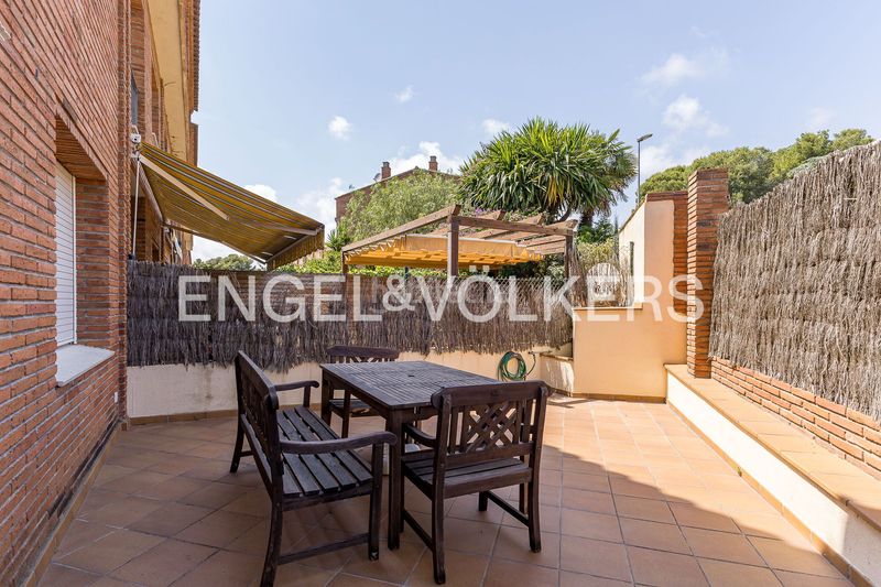 Foto f8660bc0-4f97-4b77-bdb8-583a4673a21d. Casa amb calefacció aparcament piscina a Nou Eixample Nord Tarragona