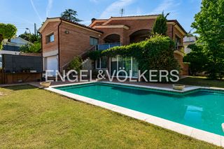 Maison à Nucli Urbà. Magnífica casa a cuatro vientos con piscina en argentona.
