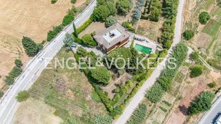 Country house in Bases de Manresa - Carretera de Santpedor. Bonita finca con dos chalets, piscina y jardín en manresa