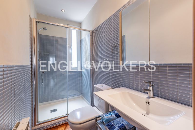 Foto a11a9a52-a00d-4d1e-9438-640d043f78fb. Casa amb calefacció aparcament a Creu Alta Sabadell
