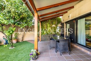 Apartament a Mas Lluí. Elegante y espaciosa planta baja con jardín y piscina en mas llu