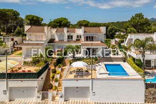 Reihenhaus in Urbanitzacions. Casa con piscina y vistas al mar y a la montaña
