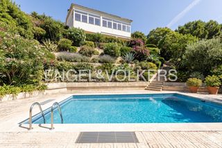 Casa a Alella. Magnífica casa con piscina y vistas al mar en alella