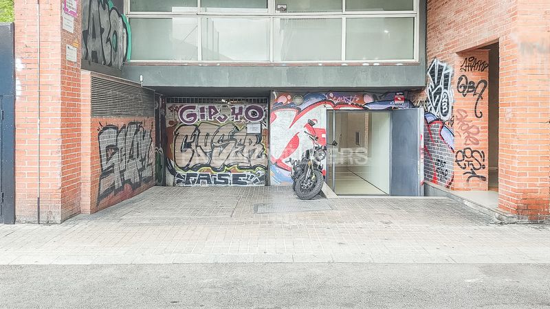 Foto e79795a1-ca66-4f53-82a2-5c952e78b2aa. Aparcament cotxe a Vila de Gràcia Barcelona