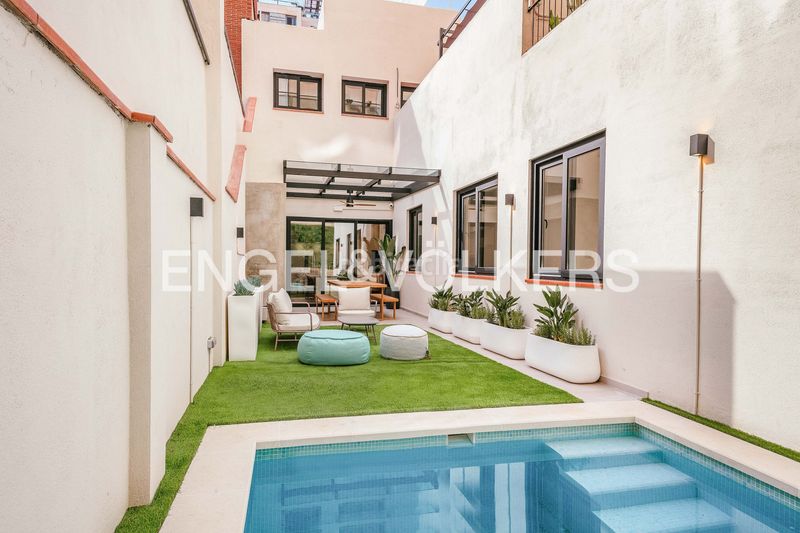 Foto 3cfa40de-0e50-4b35-b70d-c50e6a5c52b7. Casa amb calefacció aparcament piscina a Sagrada Família Barcelona