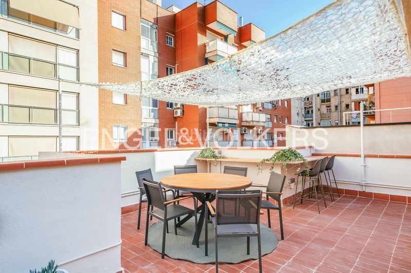 Foto 4b93ab3c-3b8e-4ebf-b399-603c4dcd38ec. Casa amb calefacció aparcament piscina a Sagrada Família Barcelona