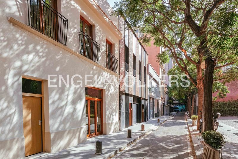 Foto 5accda65-0ccd-41cc-b72b-68a2364c54fa. Casa amb calefacció aparcament piscina a Sagrada Família Barcelona