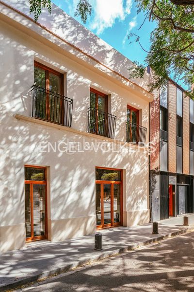 Foto 67a6701d-2d25-40c6-bba6-6d0a8533233d. Casa amb calefacció aparcament piscina a Sagrada Família Barcelona