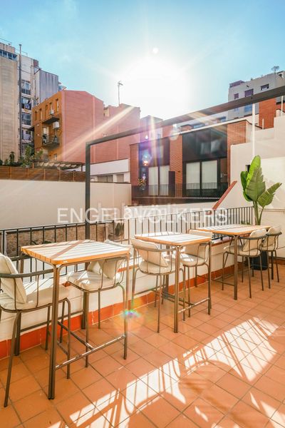 Foto 990ef94b-937a-41fb-aad4-bd38bd316e16. Casa amb calefacció aparcament piscina a Sagrada Família Barcelona