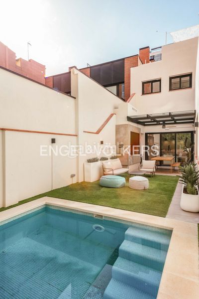Foto 99d9547c-a025-47d2-b857-4ec1d1c02ddd. Casa amb calefacció aparcament piscina a Sagrada Família Barcelona