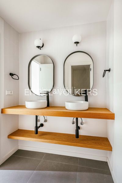 Foto c51d653b-ff15-404e-b3f3-90a58b026d1d. Casa amb calefacció aparcament piscina a Sagrada Família Barcelona