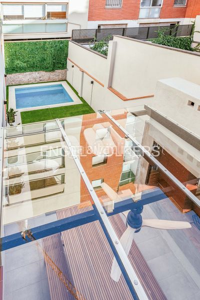 Foto d82de2fb-0e83-4f2b-87d8-830e6e5dcd5b. Casa amb calefacció aparcament piscina a Sagrada Família Barcelona