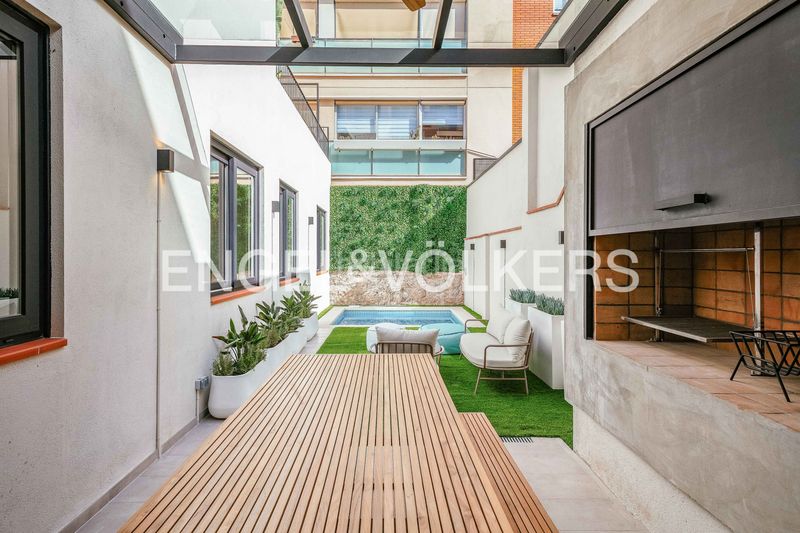 Foto f437d9c1-48ae-4e9f-be0f-c5cdb3b247a8. Casa amb calefacció aparcament piscina a Sagrada Família Barcelona