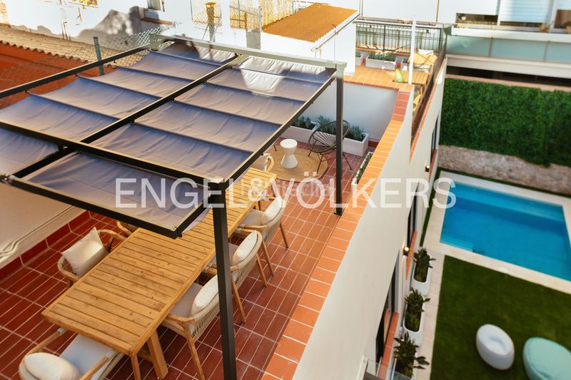 Foto f59203d6-1574-4203-a7f4-0c0074a5512a. Casa amb calefacció aparcament piscina a Sagrada Família Barcelona