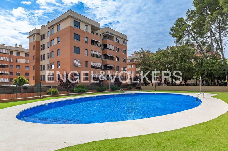 Foto b512f78c-89ce-4e84-9a4b-2055ebe1cad8. Pis amb calefacció aparcament piscina a Castellarnau Sabadell