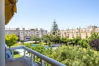 Piso en Roda de Barà. Luminoso apartamento con piscina en roda de berà