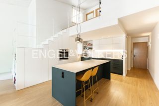 Dúplex a Urbanitzacions. Elegante dúplex impecable con salón visto a doble altura en sant