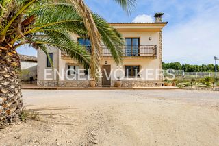 Casa a Torrelles de Foix. Finca privada con masía histórica, vivienda independiente y ampl