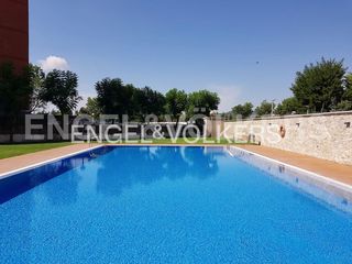 Àtic a Eixample. Vive en las alturas ático dúplex con vistas increíbles y barbaco