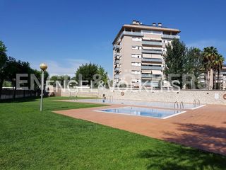 Attico in Eixample. Vive en las alturas ático dúplex con vistas increíbles y barbaco