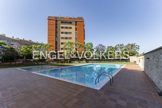 Àtic a Eixample. Vive en las alturas ático dúplex con vistas increíbles y barbaco